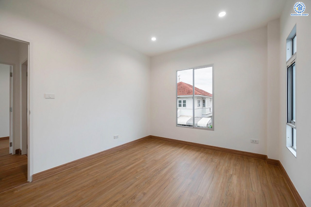 บ้านมือสองตกแต่งใหม่ โครงการ เดอะซิตี้ รัตนาธิเบศร์-แคราย เนื้อที่กว่า 62.4 ตร.ว. พื้นที่ใช้สอย 190.81 ตร.ม. พร้อมฟังก์ชัน 3 ห้องนอน 3 ห้องน้ำ จอดรถได้ 2 คัน บนทำเลศักยภาพ ติดถนนรัตนาธิเบศร์ เชื่อมต่อถนนงามวงศ์วาน, ถนนติวานนท์, ถนนเลี่ยงเมืองนนทบุรี ทำเลใจกลาง 2 เซ็นทรัล ใกล้รถไฟฟ้าสายสีม่วง "สถานีสะพานพระนั่งเกล้า" และจุดขึ้นทางด่วน "งามวงศ์วาน"